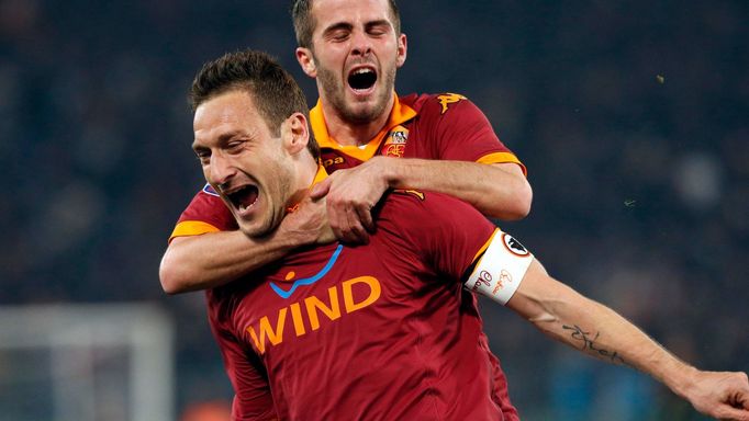 Francesco Totti a Miralem Pjanič z AS Řím slaví branku do sítě Juventusu