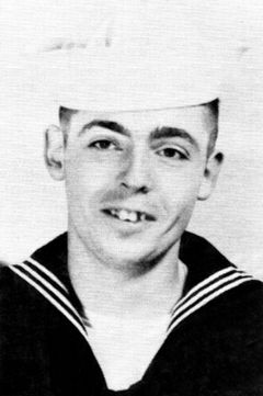 Thomas Pynchon se desítky let nenechal vyfofit. Na snímku z roku 1955, kdy sloužil u námořnictva.