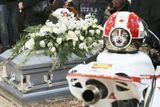 Vedle rakve byly vystaveny Simoncelliho helma a motorka Honda.
