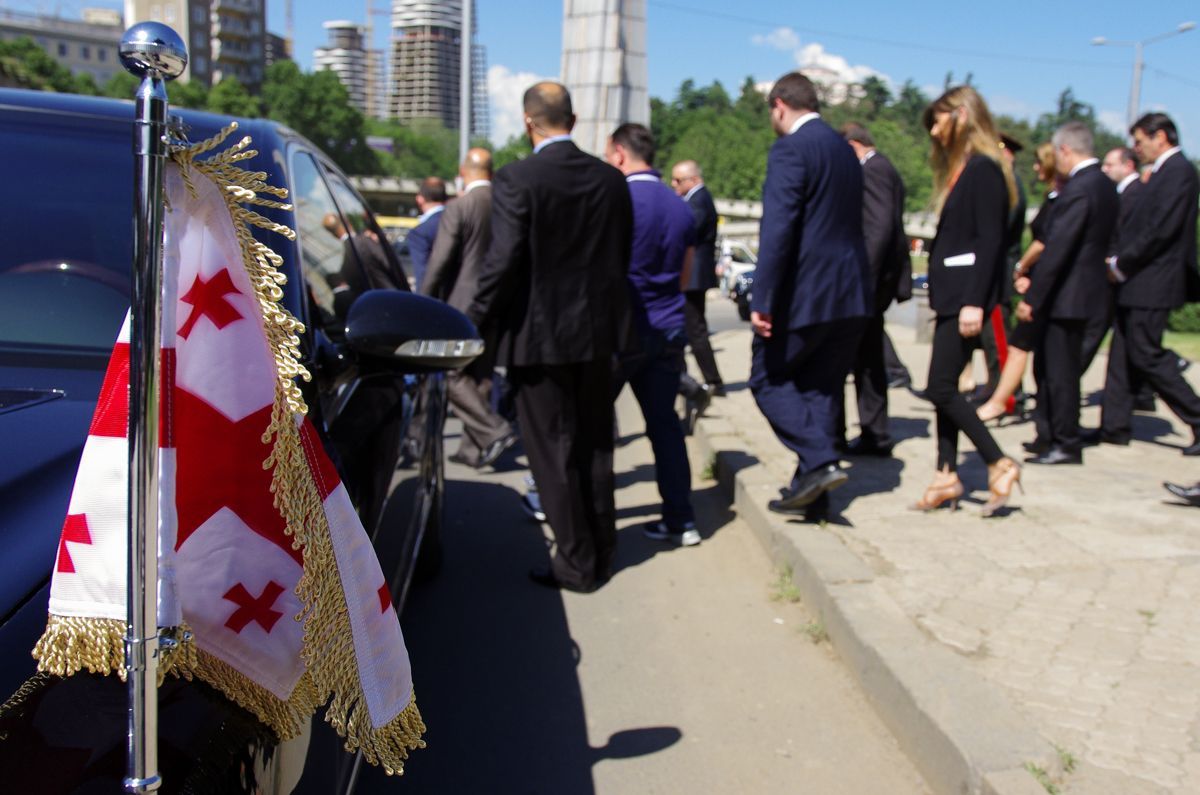 V Gruzii pomáhá tisíce mladých při odklízení trosek po záplavách