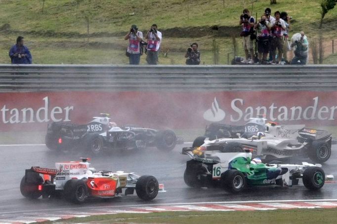 David Coulthard se po srážce dostal do protisměru.