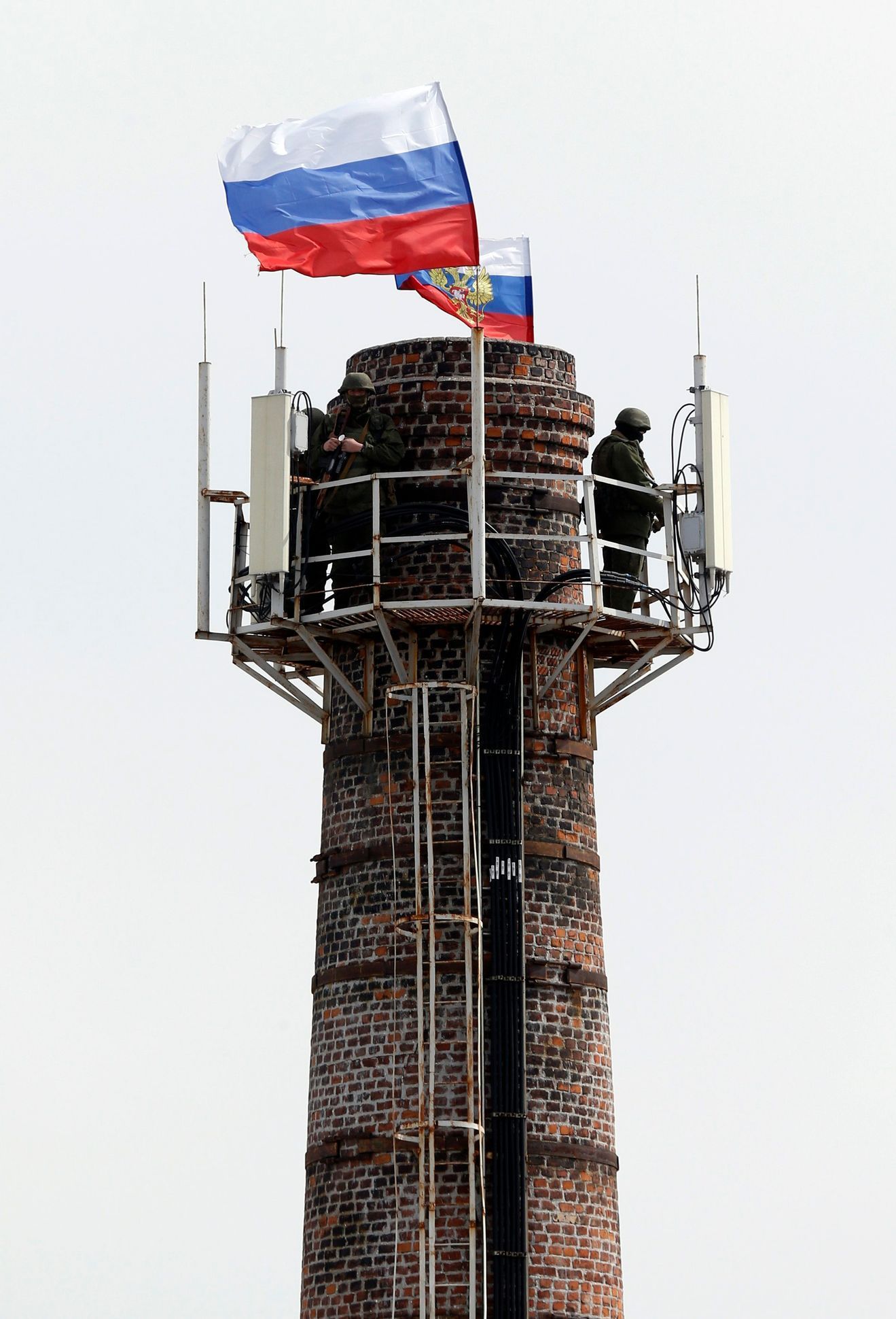 Rusové vyvěsili vlajky na obsazené ruské základně v Sevastopolu.