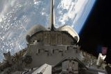 Prázdno vesmíru, horizont Země a část raketoplánu Endeavour - zátiší made by posádka vesmírné lodi.
