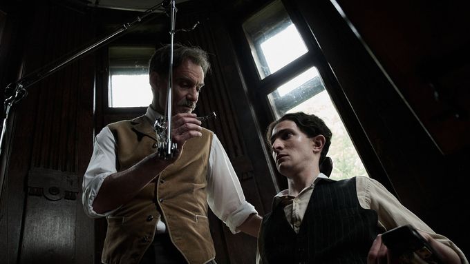 Ivan Trojan jako Siegfried Löwy a Idan Weiss jako Franz Kafka v biografickém snímku Franz.
