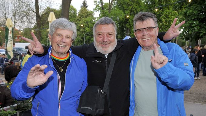 Vlevo Jindřich Pospíšil, vpravo Jan. Mezi bratry Miroslav Kratochvíl, mistr světa v kolové z roku 1989.