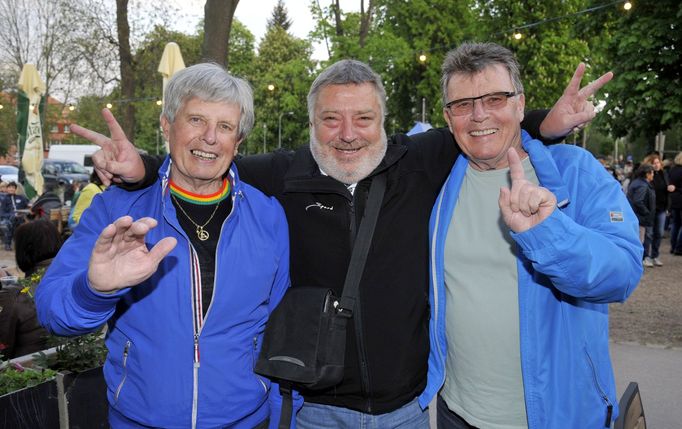 Vlevo Jindřich Pospíšil, vpravo Jan. Mezi bratry Miroslav Kratochvíl, mistr světa v kolové z roku 1989.