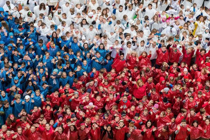 Celkem 520 žáků a učitelů ZŠ Husova v Liberci složilo 26. října 2018 u příležitosti 100. výročí vzniku Československa živý obraz v podobě státní vlajky.