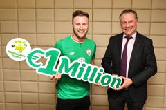 To je dítě Štěstěny. Irský fotbalista vyhrál milion eur v loterii, los dostal jako dárek k Vánocům