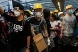 Občanská neposlušnost obyvatel Hongkongu naopak v pondělí vygradovala tím, že si tisíce prodemokratických aktivistů vynutily krátkodobé uzavření sídla hongkongské vlády a desítek dalších úřadů i obchodů.