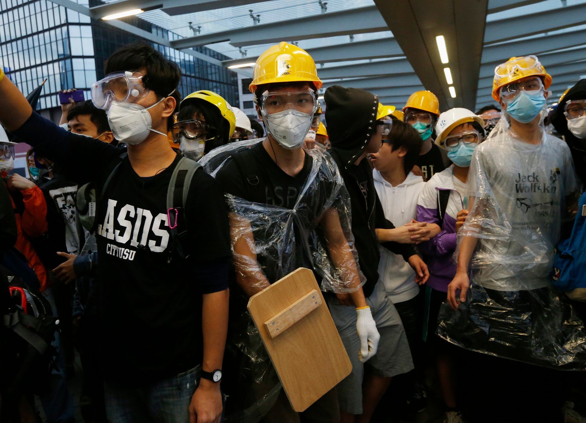 Střety demonstrantů s policisty v Hongkongu - 1. prosince