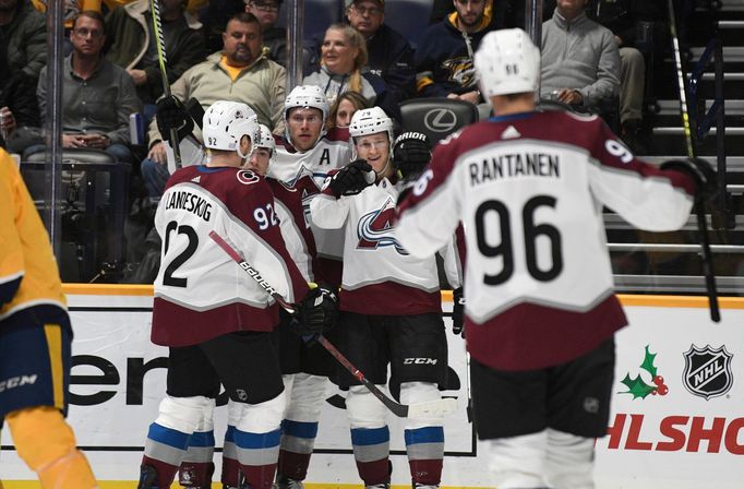 Nathan MacKinnon slaví gól s Gabrielem Landeskogem, Mikkem Rantanenem a dalšími parťáky.