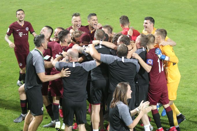 Fotbalisté Sparty slaví vítězství ve finále MOL Cupu proti Liberci