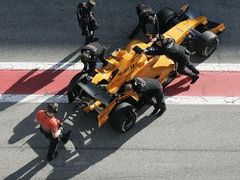 McLaren začal po odchodu cigaret West testy v oranžové barvě.