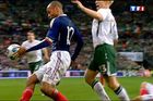Tierry Henry v závěru prodloužení zápasu Francie - Irsko. Rukou si zpracoval míč a nahrál na gól. Irsko cítilo oprávněně velkou křivdu, vypadlo z baráže, Francouzi postupují.