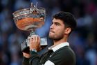 Alcaraz v dechberoucí bitvě zázračně povstal a slaví vítězství na Roland Garros