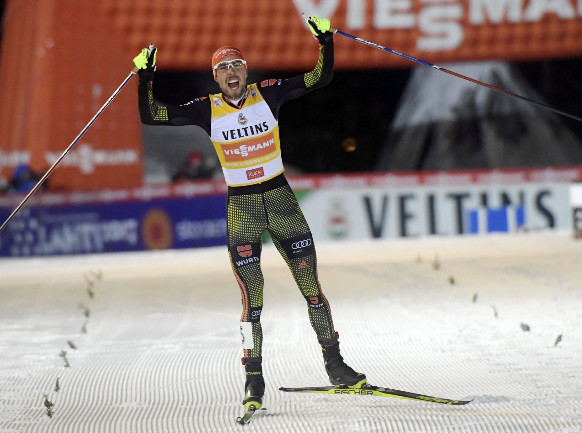 Johannes Rydzek vítěz úvodního závodu severské kombinace sezony 2016/17 ve finské Ruce