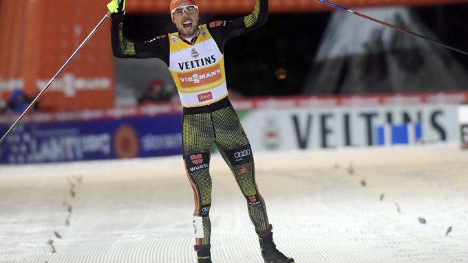 Takto se Johannes Rydzek radoval v prvních dvou závodech SP sdruženářů, v tom třetím v Lillehammeru má k vítězství slibně nakročeno.