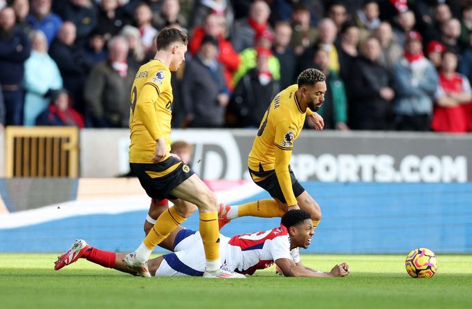 Myles Lewis-Skelly (na zemi) z Arsenalu v utkání s Wolverhamptonem