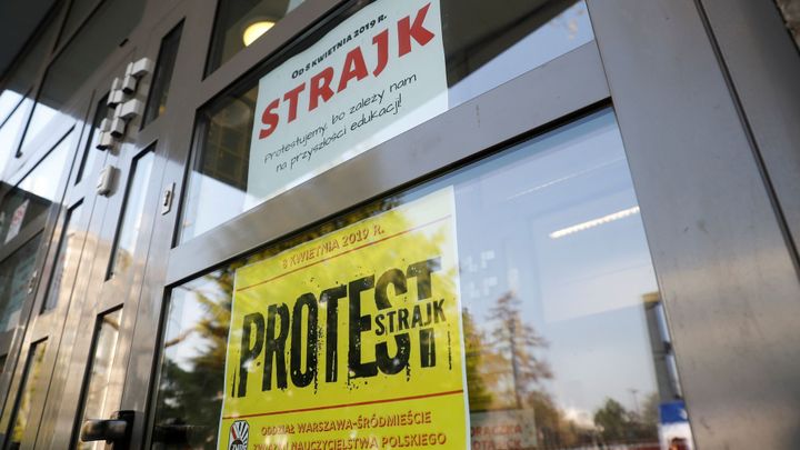 Polští učitelé zahájili protestní stávku, požadují růst platů o 6000 korun měsíčně