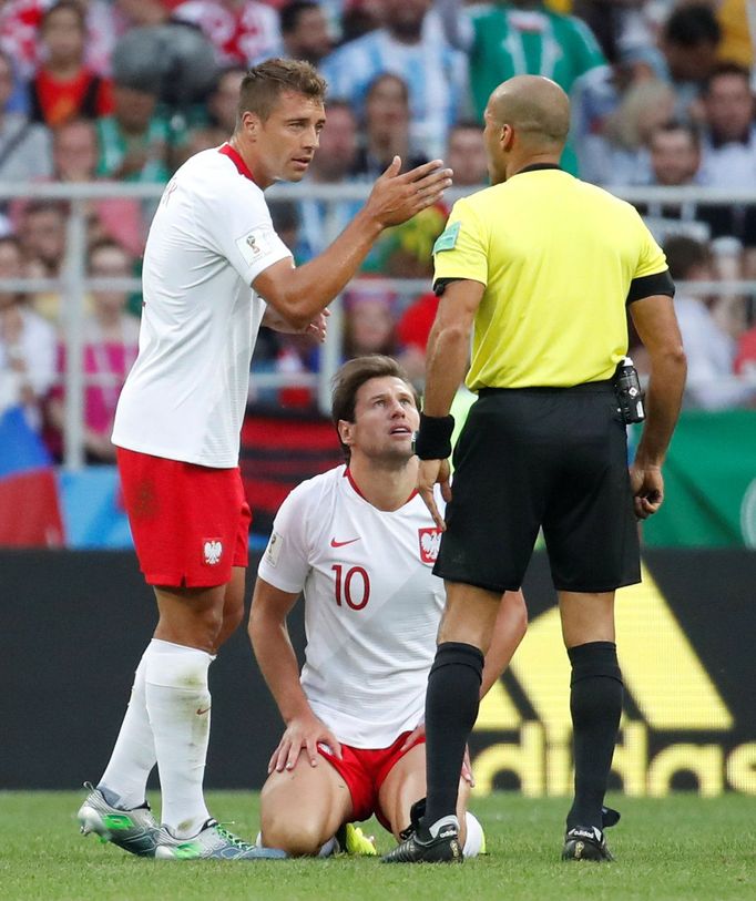 Grzegorz Krychowiak a rozhodčí Nawaf Shukralla v zápase Polsko - Senegal na MS 2018