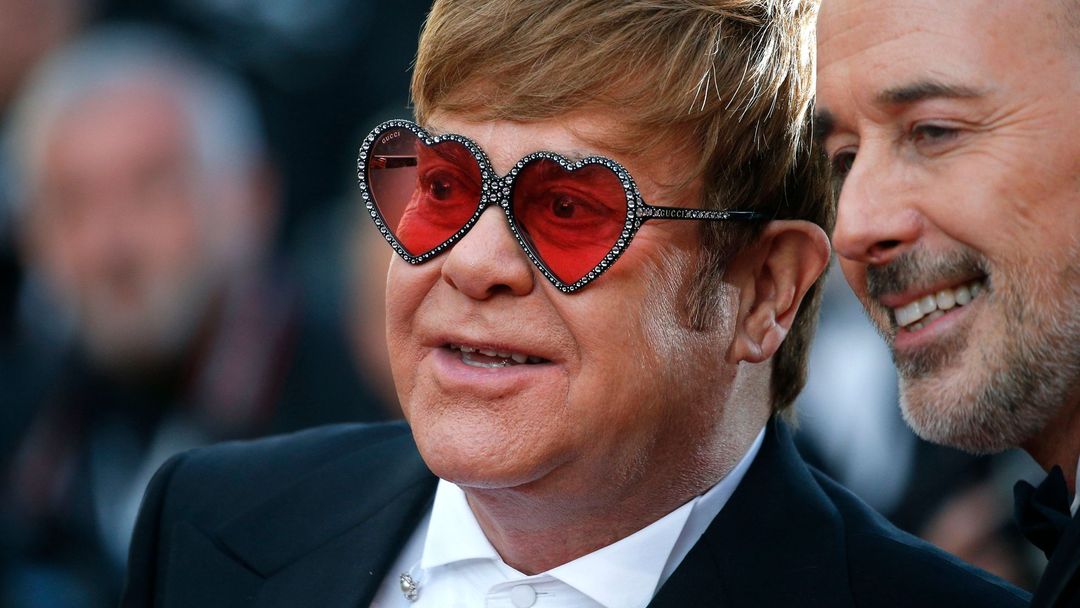 Elton John na červeném koberci se svým manželem Davidem Furnishem.