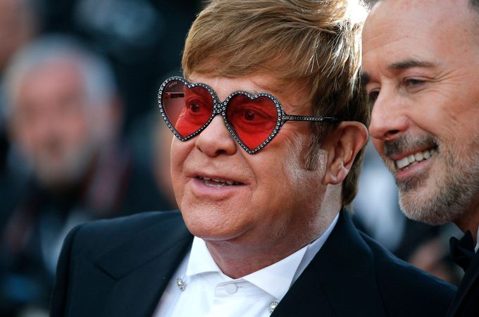 Elton John na červeném koberci se svým manželem Davidem Furnishem.