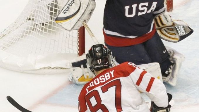Sidney Crosby právě rozhoduje o vítězství Kanady na olympijském turnaji