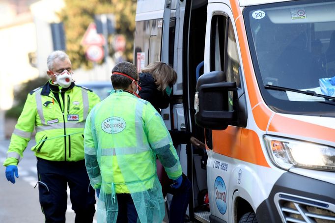 Žena nastupující do ambulance.