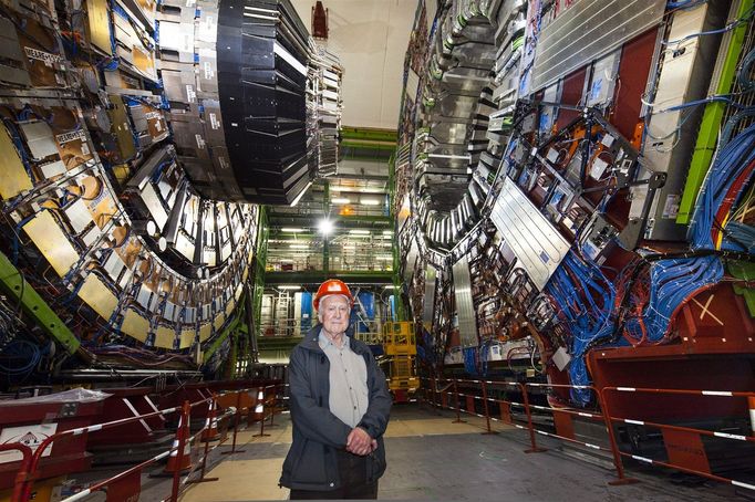 Peter Higgs v CERNu, 2012. Vědec stojí před detektorem LHC, kde byl objeven Higgsův boson, klíčový prvek Standardního modelu částicové fyziky. Rok 2008