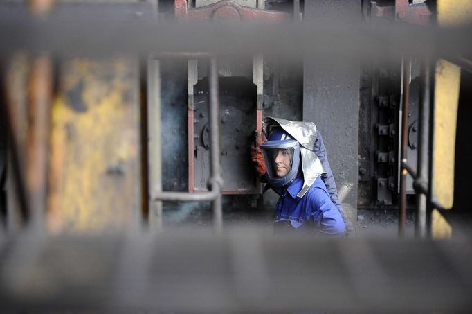 A worker is seen at the coke oven battery at the SSI steel plant at Redcar, northern England May 29, 2012. SSI Steel from Thailand took over the plant on February 24, 2011 after it had been closed by Tata steel. The blast furnace was relit on April 15 this year and the plant now employs 1800 workers and has produced and exported 136,000 tonnes of steel. REUTERS/Nigel Roddis (BRITAIN - Tags: BUSINESS ENERGY EMPLOYMENT) Published: Kvě. 29, 2012, 3:35 odp.