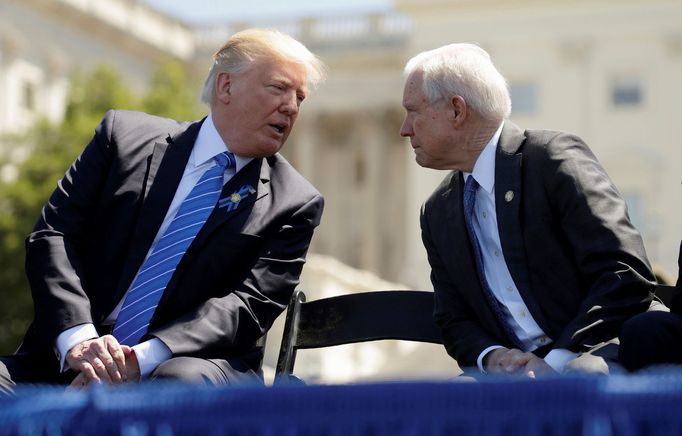 Americký prezident Donald Trump a ministr spravedlnosti Jeff Sessions.