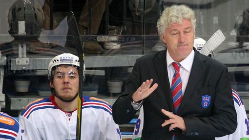 Hokejový trenér SKA Petrohrad Miloš Říha si bere oddechový čas v utkání KHL proti Lvu Praha.