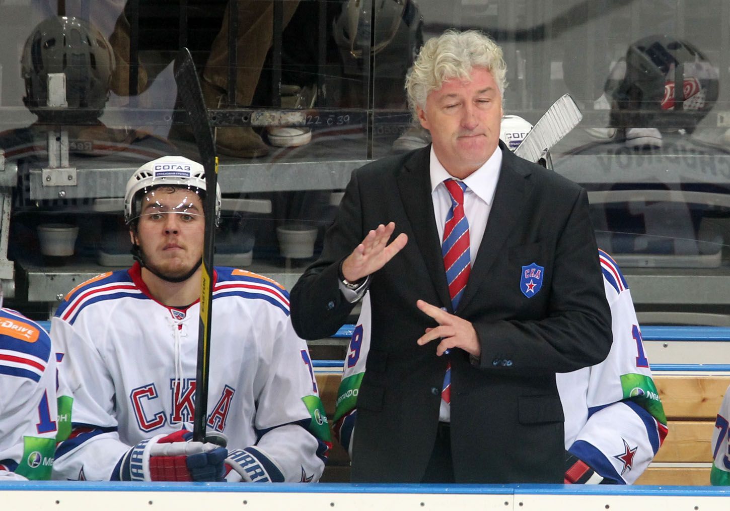 Hokejový trenér SKA Petrohrad Miloš Říha si bere oddechový čas v utkání KHL proti Lvu Praha.