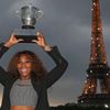 Serena Williamsová s trofejí pro vítězku French open 2013