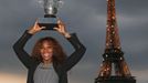 Serena Williamsová s trofejí pro vítězku French open 2013