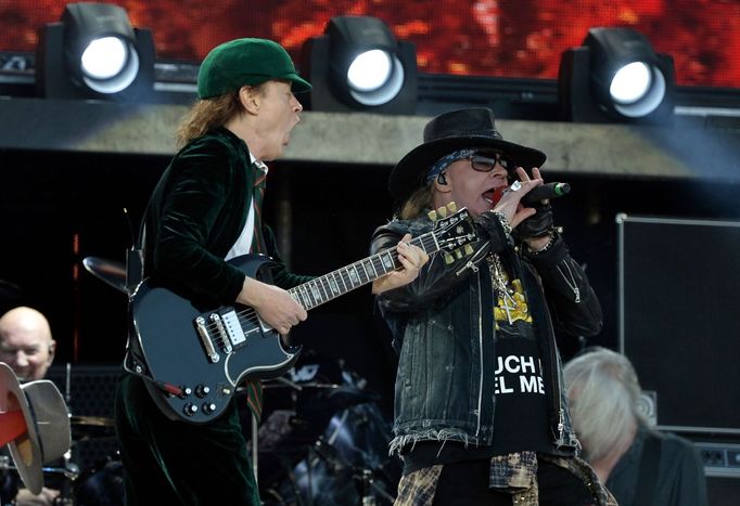 Angus Young a Axl Rose