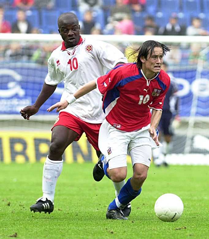 Český fotbalista Tomáš Rosický v utkání s Maltou během kvalifikace na MS 2002 v září 2001.