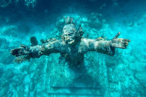 Kvíz světových bizarností: Kde najdete plačícího Marťana a Ježíše v moři?