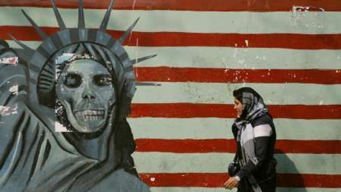 Nenávistná malůvka na zdi bývalého amerického velvyslanectví v Teheránu. Jinde ještě USA ambasády mají a svůj obraz brání, až příliš často ale zůstávají jejich zastupitelské úřady bez klíčových lidí.