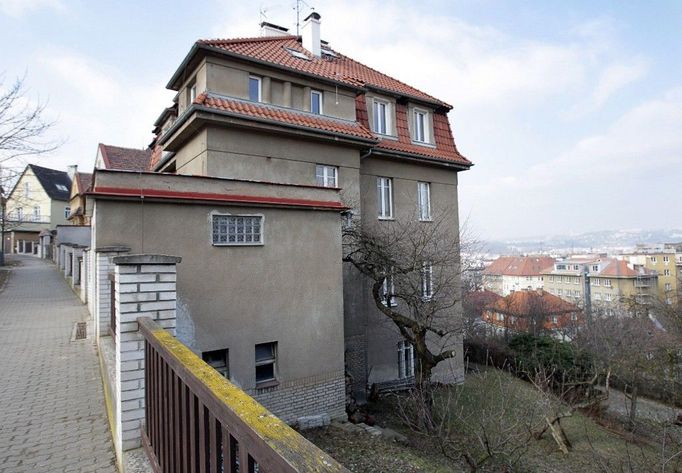 Rodinné sídlo Toběrných. Kateřina Toběrná řídí Nemocnici Na Bulovce, Michal Toběrný je náměstek na Homolce. Většina majetku pochází z dědictví