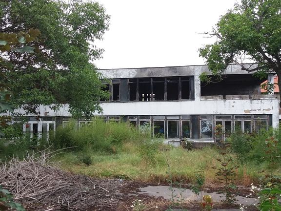 Jeden ze dvou zdevastovaných domů objektu, který náleží firmě bývalého bosse pražské ODS Tomáše Hrdličky.