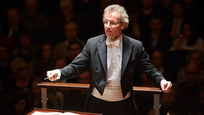 Vídeňští filharmonikové pod taktovkou Franze Welsera-Mösta hrají závěr Mahlerovy Osmé symfonie. Foto: Roger Mastroianni