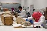 Archeologové restaurují Tutanchamonův sarkofág.
