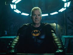Na snímku z nového Flashe je Michael Keaton jako Batman.