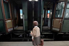 Vlak s dětmi Nicolase Wintona po 70 letech vyjel do Londýna