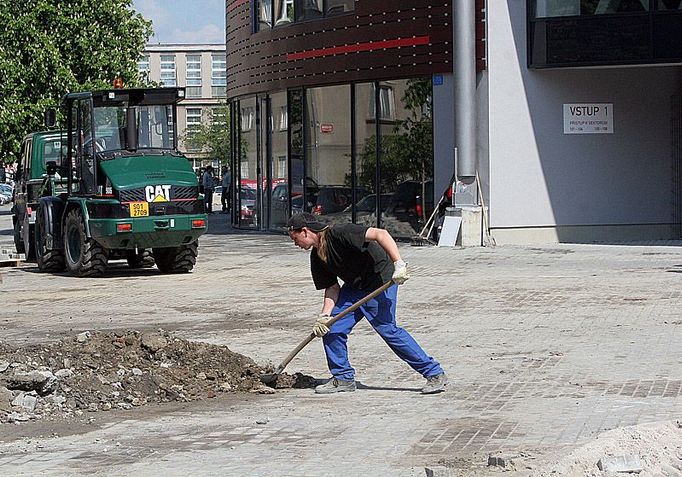 Ne všechno je ještě hotové, práce finišují i den před slavnostním otevřením.