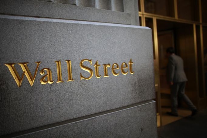 A sign is seen on Wall Street near the New York Stock Exchange June 15, 2012. REUTERS/Eric Thayer (UNITED STATES - Tags: BUSINESS) Published: Čer. 15, 2012, 3:31 odp.