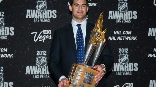 Hokejový útočník Montrealu Canadiens Max Pacioretty pózuje s Bill Masterton Trophy během předávání trofejí NHL v Las Vegas za sezónu 2011/12.