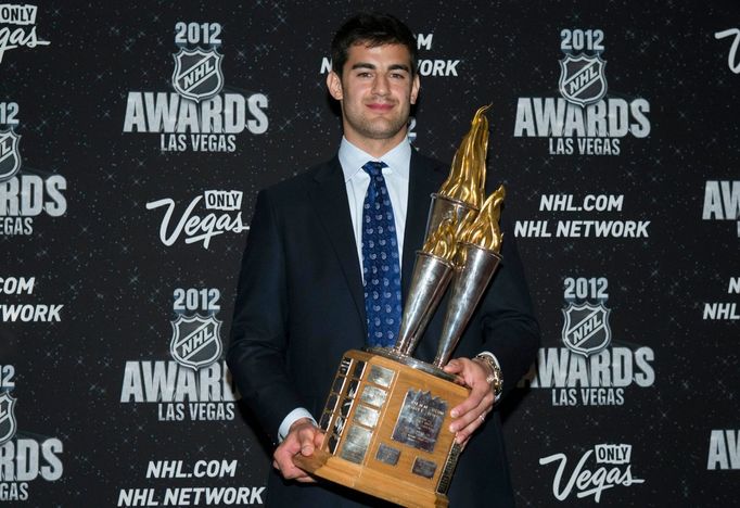 Hokejový útočník Montrealu Canadiens Max Pacioretty pózuje s Bill Masterton Trophy během předávání trofejí NHL v Las Vegas za sezónu 2011/12.