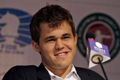 Carlsen konečně vyzrál na Karjakina, ovládl desátou partii a srovnal skóre